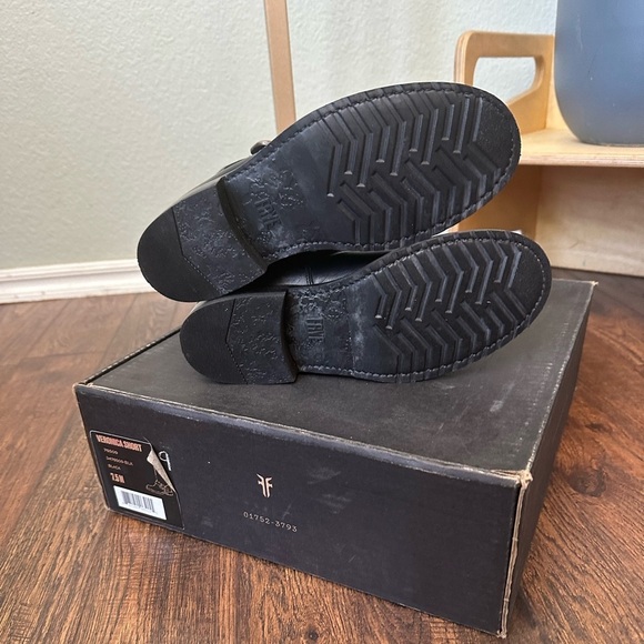 Frye | The Veronica Short Boot - Picture 8 of 10